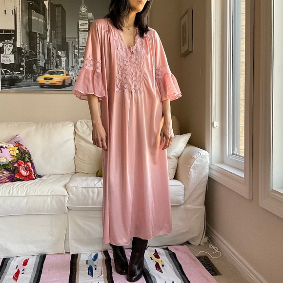 Vintage dusty rose nightgown with lace and bell sleeves - Picture 2 of 16